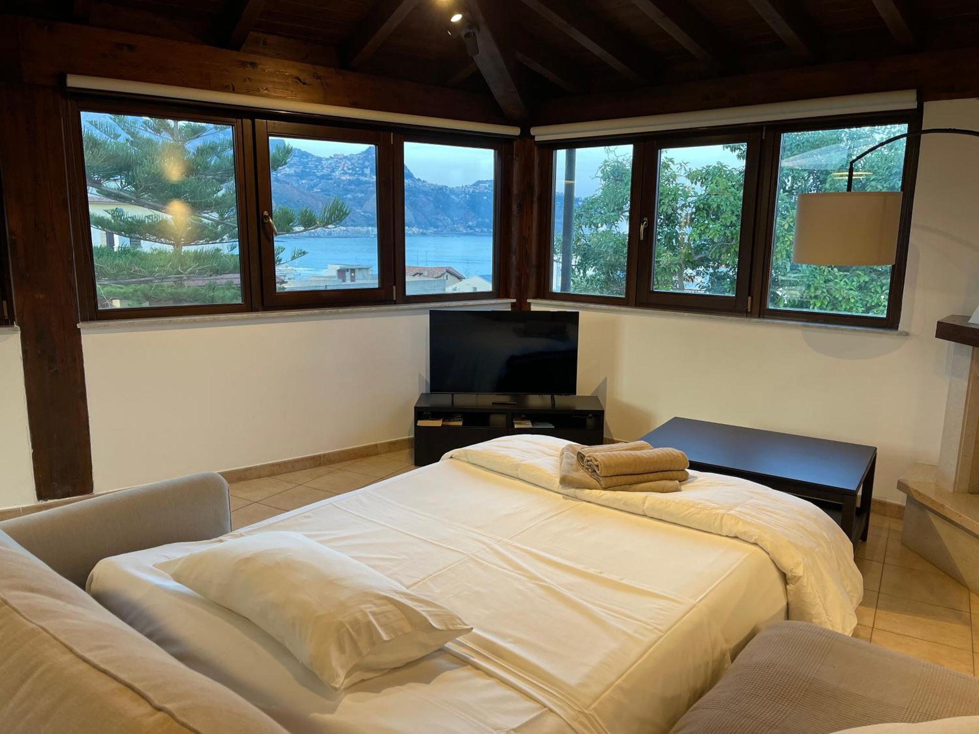 John Sea Suites Giardini Naxos Bagian luar foto